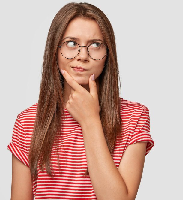 foto-mujer-joven-dudosa-insegura-sostiene-barbilla-mira-derecha-duda-siente-indeciso