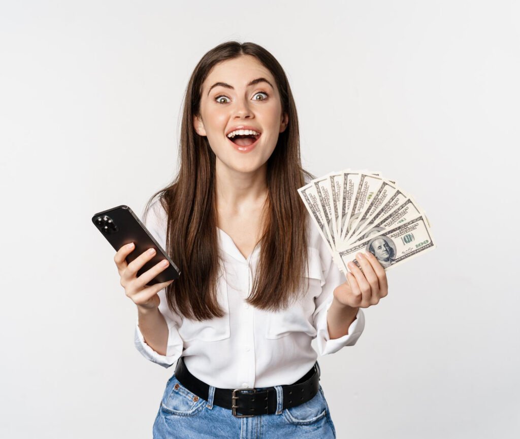 prestamos-microcredito-linea-concepto-bancario-mujer-feliz-sosteniendo-telefono-movil-dinero-sonriendo